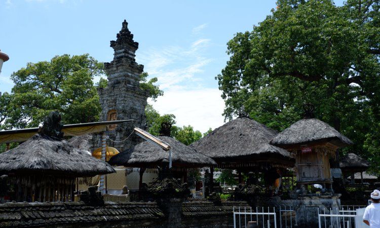 Daya Tarik Wisata Pura Sakenan