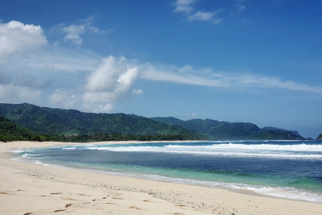 Desert Point, Spot Terbaik Menikmati Keindahan Lautan Nan Biru di Lombok