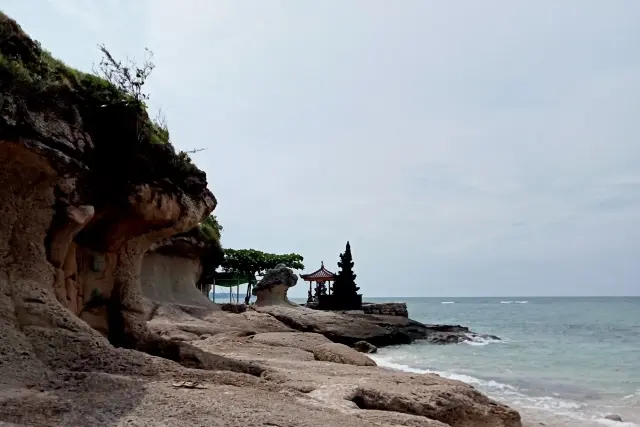 Daya Tarik Wisata Pantai Goa Landak