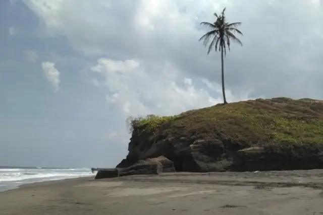 Pantai Batu Tampih Tabanan