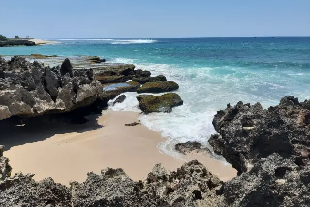 Daya Tarik Pantai Pero