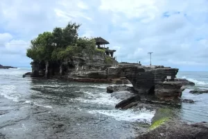 Aktivitas Pura Tanah Lot