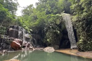 Daya Tarik Goa Raja Waterfall