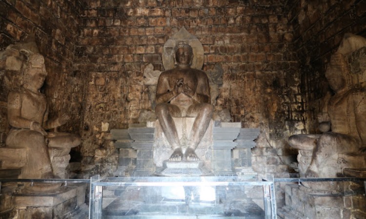 Daya Tarik Candi Mendut