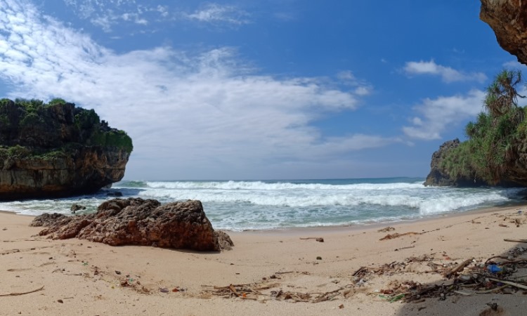 Pantai Ngrawah, Pesona Pantai Pasir Putih Eksotis di Gunung Kidul