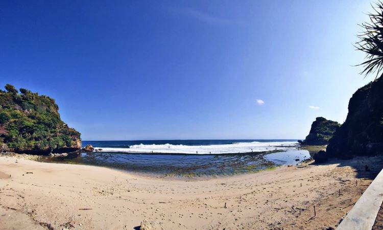 Daya Tarik Pantai Nguyahan