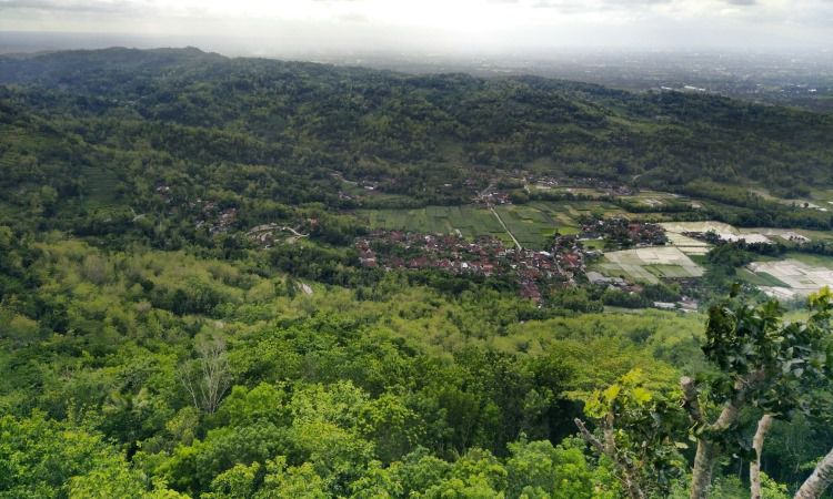 Taman Watu Amben, Menikmati Panorama Indah Sembari Kulineran di Bantul