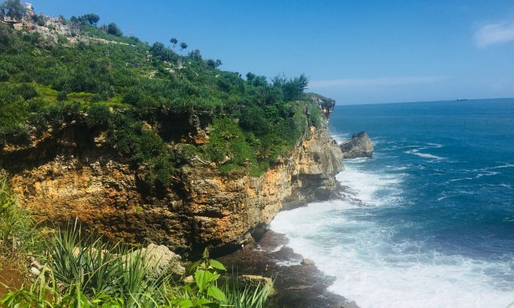 Pantai Nguluran, Menikmati Panorama Indah dari Teras Kaca di Gunung Kidul