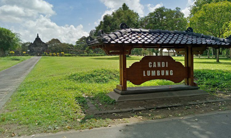 Candi Lumbung, Candi Unik dengan Panorama Taman Cantik di Klaten