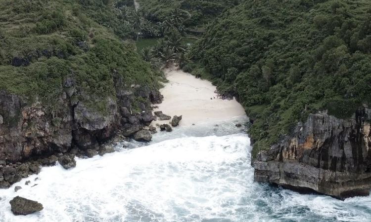 Pantai Mbirit, Pantai Cantik dengan Tebing Karang Eksotis di Gunung Kidul