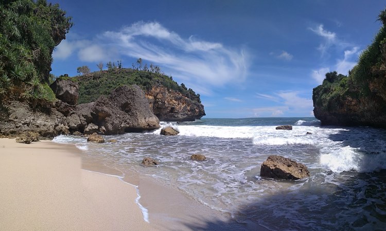Pantai Peyuyon, Pantai Eksotis yang Diapit Dua Tebing Karst di Gunung Kidul