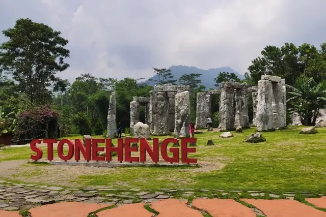 Shutterstock Alamat Stonehenge Merapi