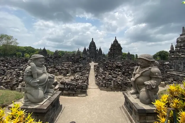 Shutterstock Aktvitas Candi Sewu