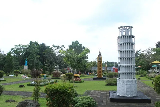 Shutterstock Sekilas Merapi Park