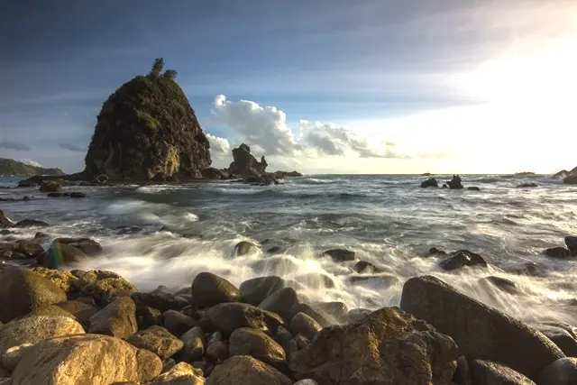 Daya Tarik Pantai Watu Lumbung