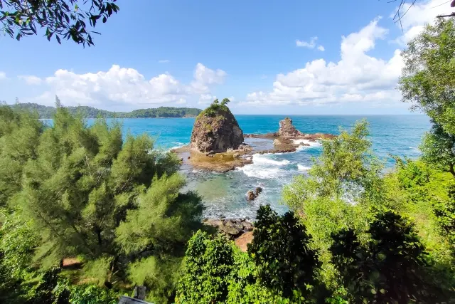 Shutterstock Alamat Pantai Watu Lumbung