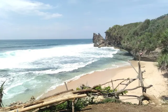 Aktivitas Pantai Midodaren