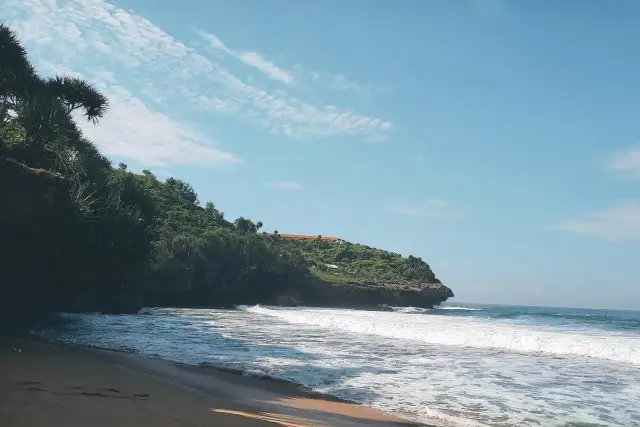 Alamat Pantai Midodaren