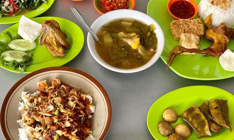 22 Wisata Kuliner di Cirebon yang Enak & Diburu Wisatawan