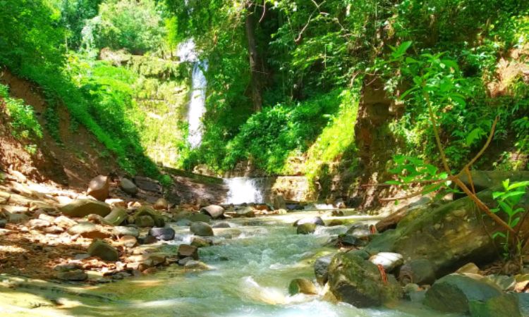 Curug Cikahuripan Kuningan