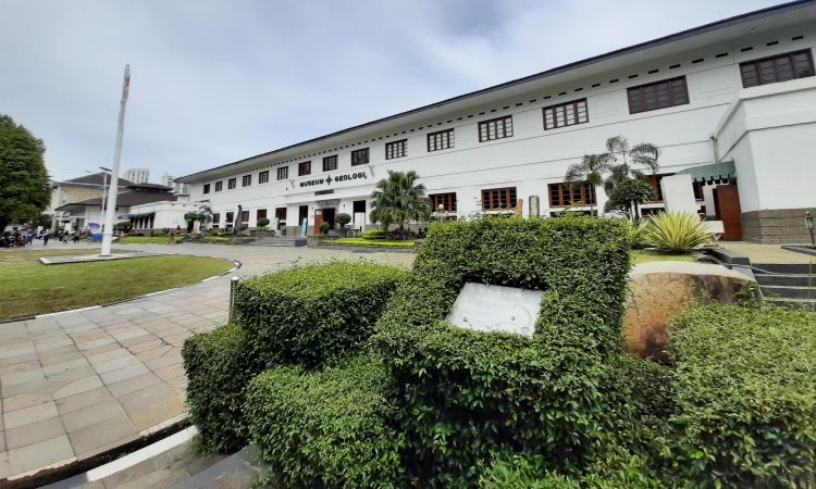 Lokasi dan Tiket Masuk di Museum Geologi Bandung