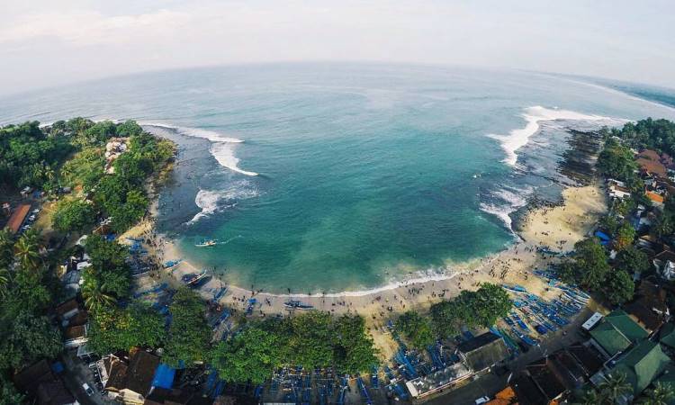 Pantai Rancabuaya, Pantai Cantik Dengan Pesona Air Laut 3 Warna di Garut
