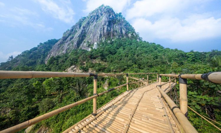 Gunung Bongkok, Spot Terbaik Menikmati Panorama Sunrise di Purwakarta