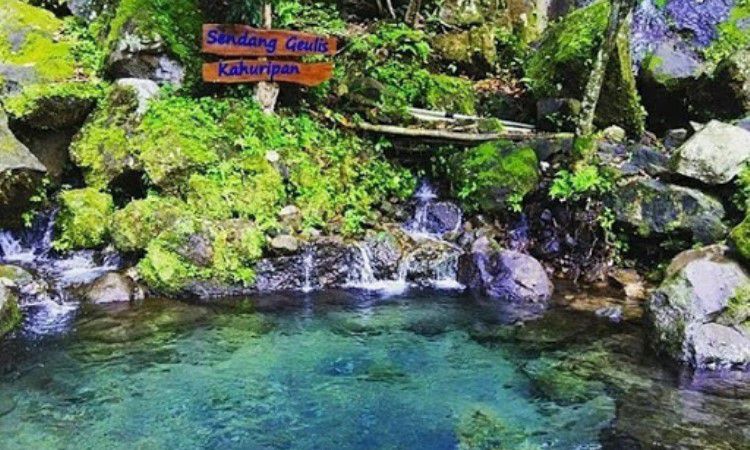Sendang Geulis Kahuripan, Kolam Pemandian Alami yang Super Jernih di Bandung