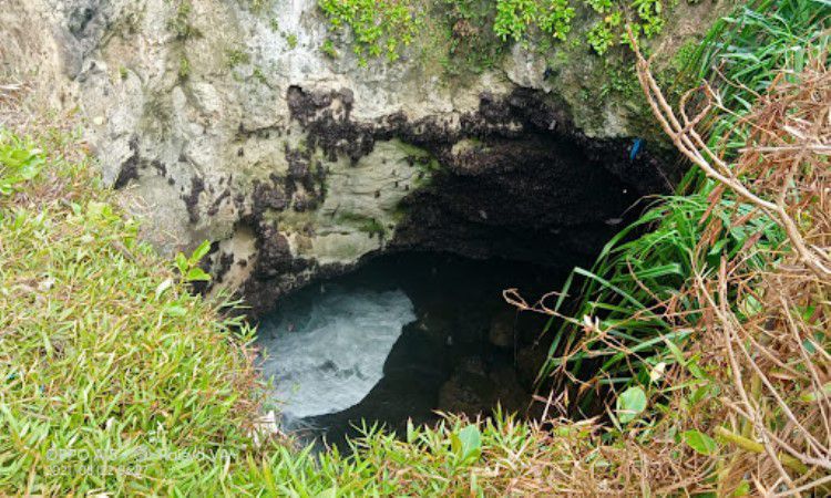 Wisata Alam Puncak Guha Yang Unik Dan Mempesona Di Garut