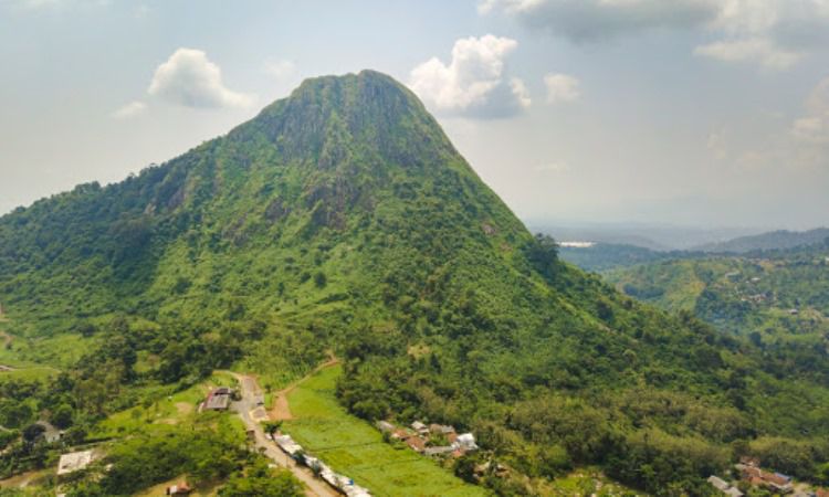 Gunung Batu Jonggol, Spot Terbaik Menikmati Indahnya Sunrise di Bogor