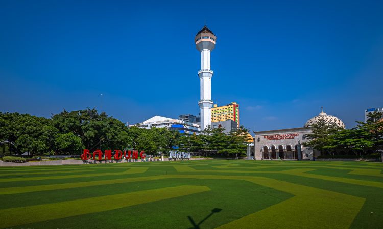 Alun-Alun Kota Bandung, Tempat Terbaik untuk Menikmati Liburan Bersama Keluarga