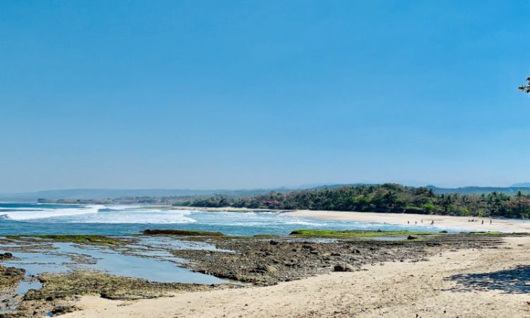 Pantai Manalusu, Pantai Indah dengan Hamparan Pasir Putih Eksotis di Garut
