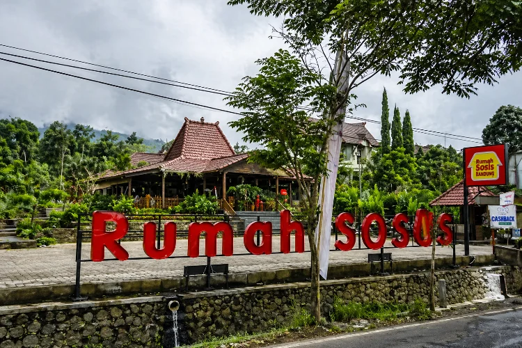 Rumah Sosis Lembang, Wisata Kuliner & Oleh-Oleh Favorit di Bandung